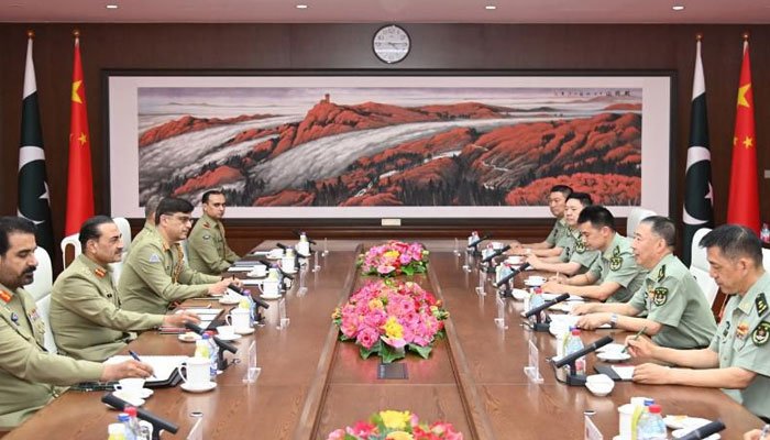 فیلڈ مارشل عاصم منیر کی چینی عسکری قیادت سے ملاقات کرتے ہوے