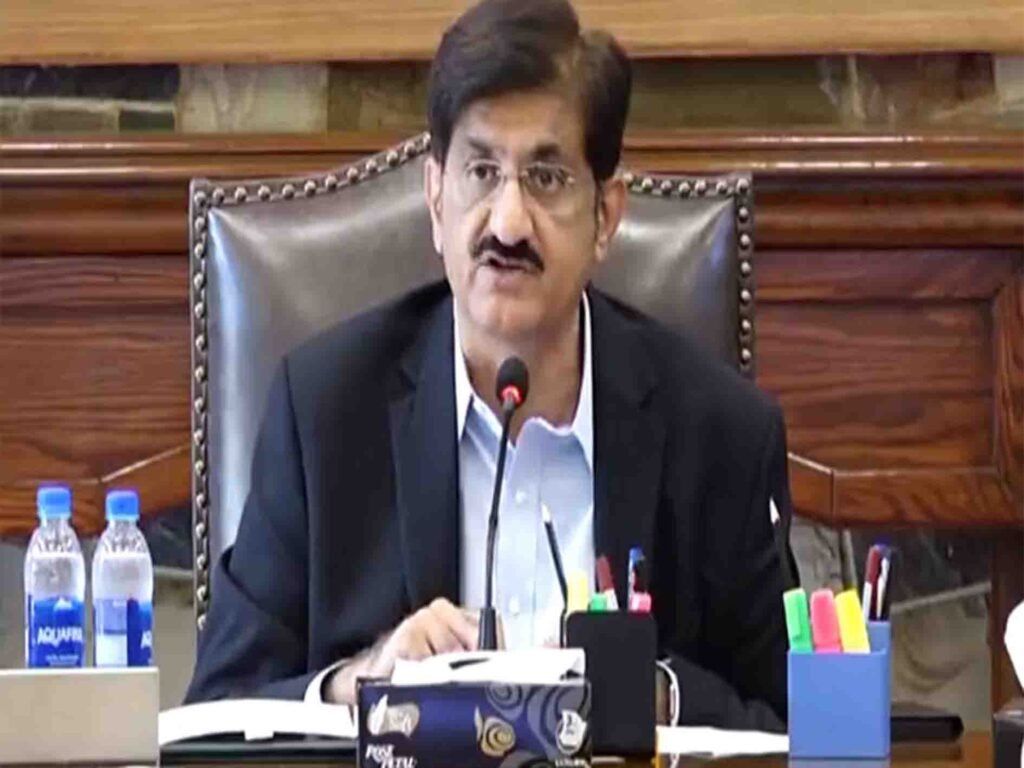 "وزیراعلیٰ سندھ مراد علی شاہ حیدرآباد میں بارش کے بعد میڈیا سے گفتگو کرتے ہوئے"