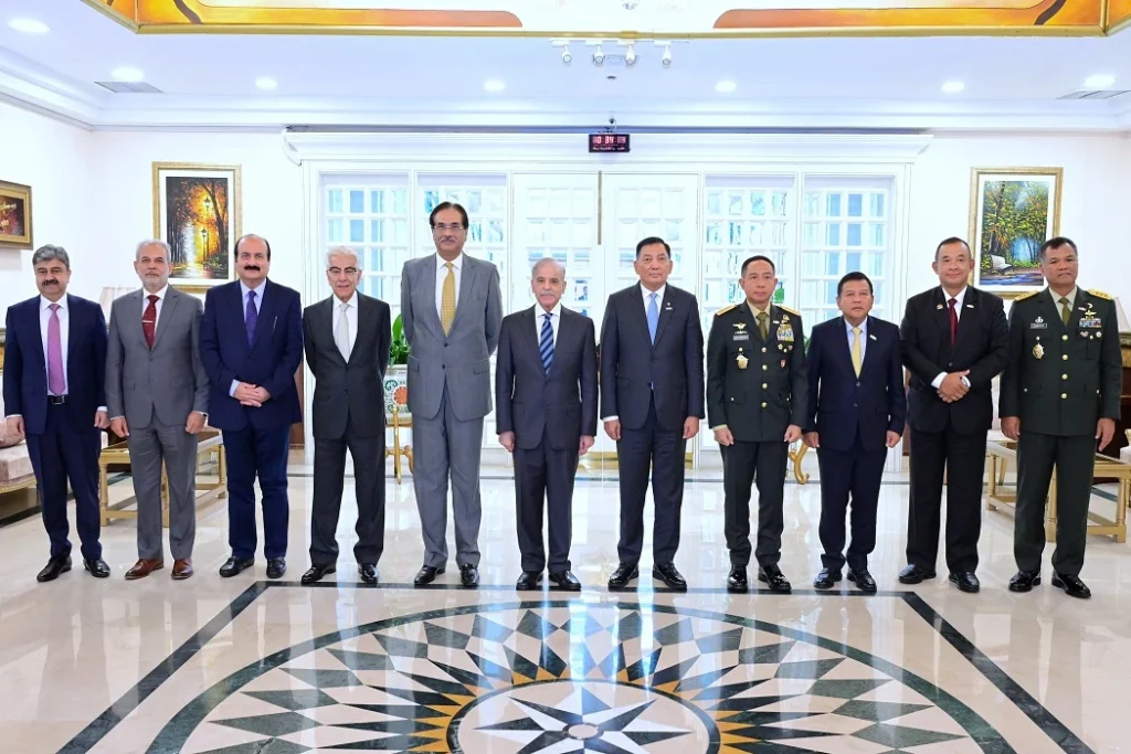 وزیراعظم شہباز شریف انڈونیشیا کے وزیر دفاع سے ملاقات کرتے ہوئے