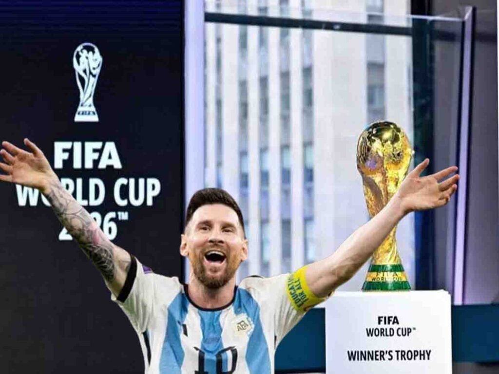 لیونل میسی ارجنٹینا کی جرسی میں خوشی مناتے ہوئے، 2026 فیفا ورلڈ کپ کی قیادت کی تصدیق کے بعد۔