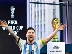 لیونل میسی ارجنٹینا کی جرسی میں خوشی مناتے ہوئے، 2026 فیفا ورلڈ کپ کی قیادت کی تصدیق کے بعد۔