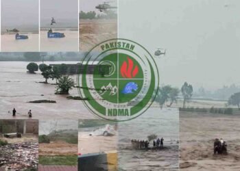 بارش کے باعث متاثرہ پاکستانی علاقے میں ڈوبی ہوئی سڑک اور امدادی کارکن