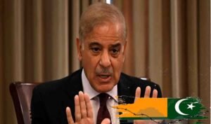 "کشمیری عوام 19 جولائی کو یومِ الحاقِ پاکستان کے موقع پر پاکستانی پرچم تھامے ہوئے"