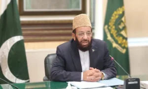 وفاقی وزیر مذہبی امور سردار محمد یوسف پریس کانفرنس میں زائرین کے حوالے سے گفتگو کرتے ہوئے