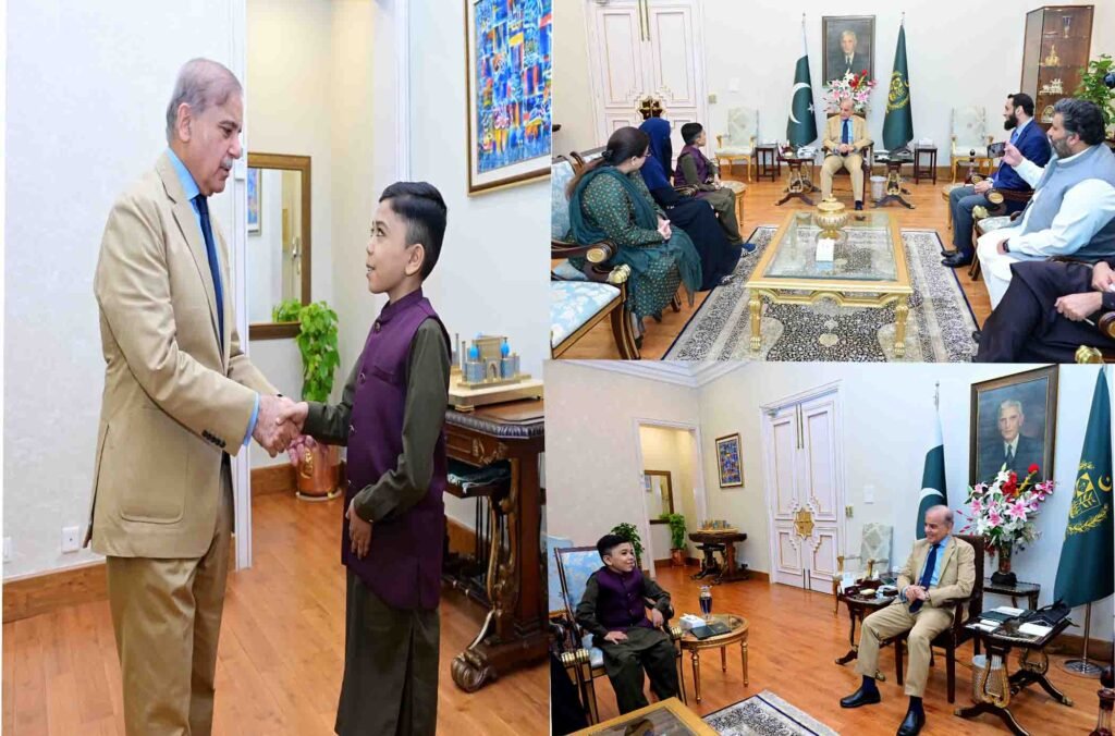 وزیراعظم شہباز شریف طلحہ احمد کو اعزازی شیلڈ اور لیپ ٹاپ دیتے ہوئے