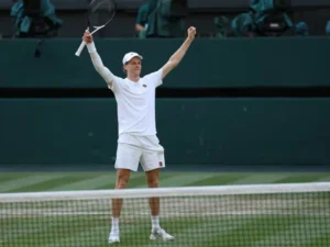 "یانک سنر ومبلڈن 2025 کا ٹائٹل جیتنے کے بعد ٹرافی کے ساتھ خوشی مناتے ہوئے"