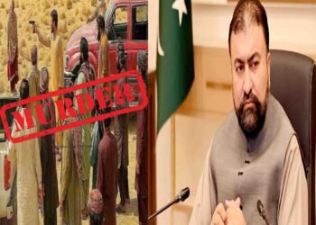 وزیر اعلیٰ بلوچستان سرفراز بگٹی پریس کانفرنس کرتے ہوئے، پس منظر میں بلوچستان کا جھنڈا