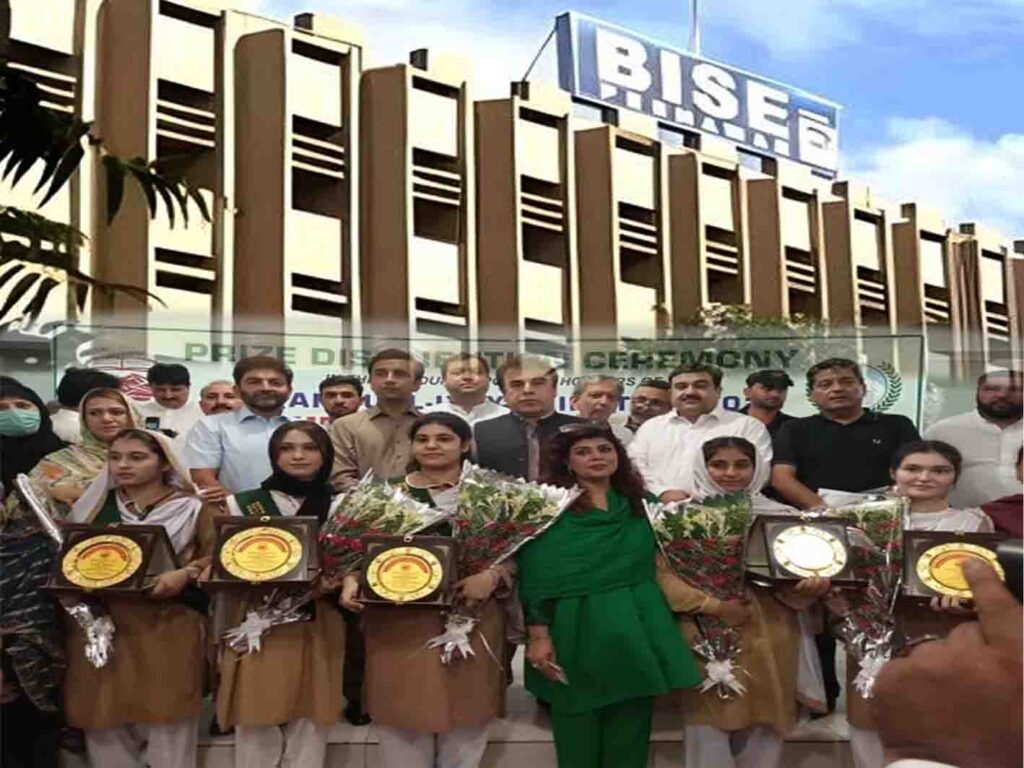 پشاور ماڈل اسکول کی تین طالبات میٹرک 2025 میں پوزیشنز حاصل کرتے ہوئے