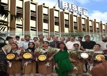 پشاور ماڈل اسکول کی تین طالبات میٹرک 2025 میں پوزیشنز حاصل کرتے ہوئے