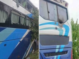 بلوچستان کے ضلع قلات میں حملے کے بعد سیکیورٹی اہلکار جائے وقوعہ پر موجود