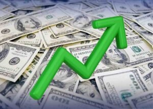 کرنسی ایکسچینج کا بورڈ جس پر ڈالر کی نئی بلند قیمت درج ہے