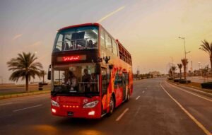 کراچی میں ڈبل ڈیکر بسیں دوبارہ متعارف، خواتین کے لیے پنک اسکوٹی کا اعلان