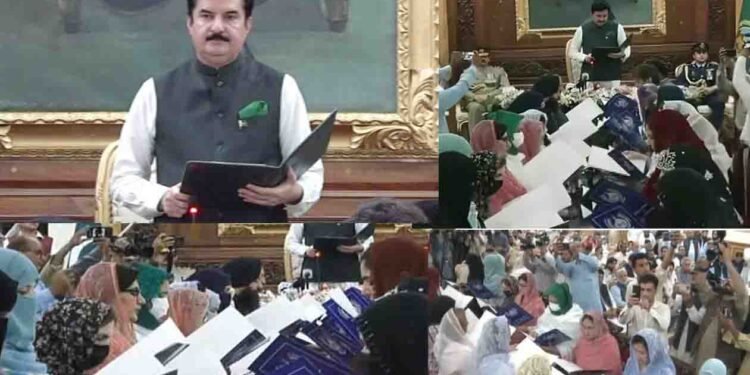 خیبرپختونخوا کے گورنر نے خواتین اور اقلیتی اراکین سے حلف لیا
