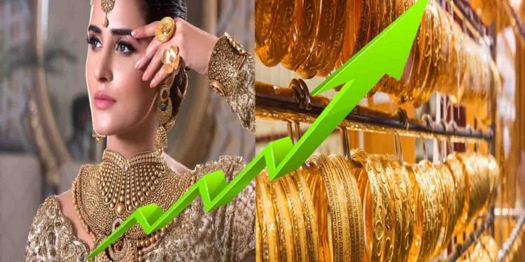 "سونے کی قیمت میں اضافے کے بعد زیورات کی دکان پر خریداروں کا رش"