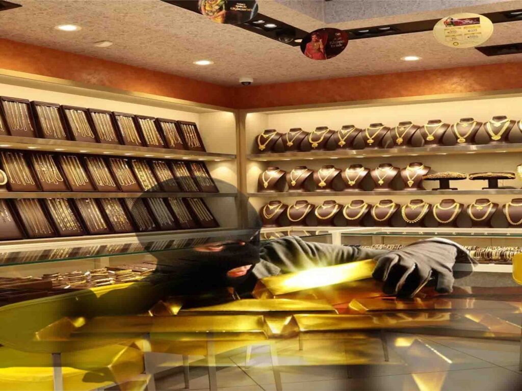 لاہور میں شو روم سے چوری کی واردات کے بعد بکھرا ہوا سامان