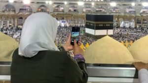 قومی اسمبلی کی قائمہ کمیٹی کا اجلاس، وزیر مذہبی امور سردار محمد یوسف بریفنگ دیتے ہوئے