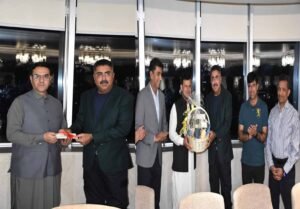 آئی جی اسلام آباد الوداعی تقریب میں ایس ایس پی اور ایس پی کو تحائف دیتے ہوئے