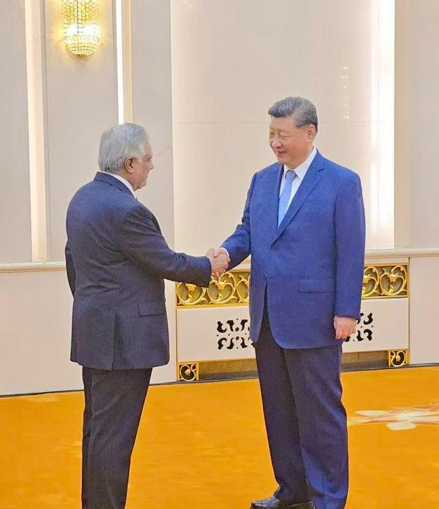 اسحاق ڈار اور چینی صدر شی جن پنگ کی بیجنگ میں ملاقات کا منظر