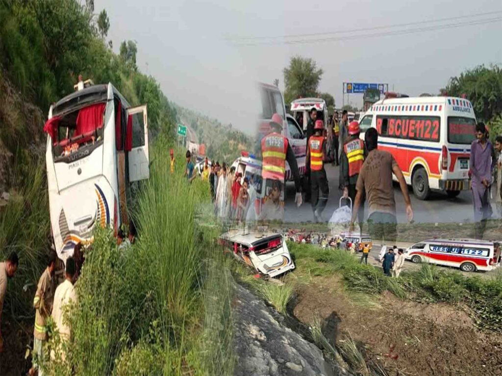 موٹروے پر بس کھائی میں گرنے سے8افراد جاں بحق،حادثے کے بعد امدادی کارروائیاں کرتے اہلکار