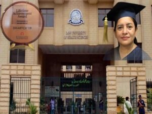 پروفیسر جہاں آرا حسن کو ڈیلاس میں ڈوگانا کی تقریب میں لائف ٹائم اچیومنٹ ایوارڈ وصول کرتے ہوئے