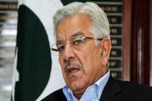 وزیر دفاع خواجہ آصف نریندر مودی پر تنقید کرتے ہوئے میڈیا سے گفتگو کرتے ہوئے