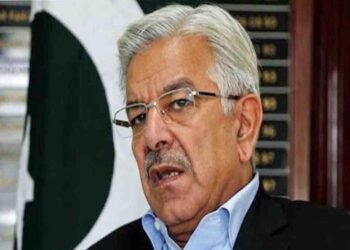 وزیر دفاع خواجہ آصف نریندر مودی پر تنقید کرتے ہوئے میڈیا سے گفتگو کرتے ہوئے