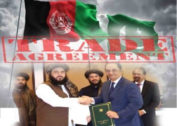 پاکستان اور افغانستان کے حکام ترجیحی تجارتی معاہدے پر دستخط کرتے ہوئے