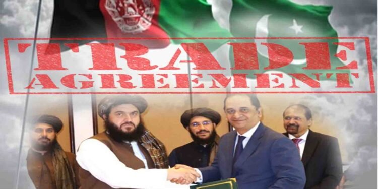 پاکستان اور افغانستان کے حکام ترجیحی تجارتی معاہدے پر دستخط کرتے ہوئے