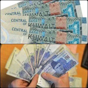 کویتی دینار اور پاکستانی روپے کے نوٹ ایک ساتھ میز پر رکھے ہوئے