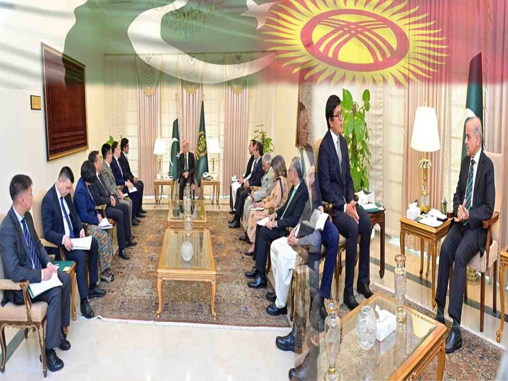 وزیراعظم شہباز شریف اور کرغز نائب وزیراعظم اسلام آباد میں ملاقات کرتے ہوئے