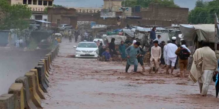 پاکستان میں مون سون بارشوں کا منظر اور ممکنہ طغیانی کا خطرہ