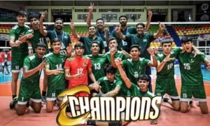 پاکستان انڈر 16 والی بال ٹیم ایشین چیمپئن شپ جیتنے کے بعد فتح کا جشن مناتے ہوئے