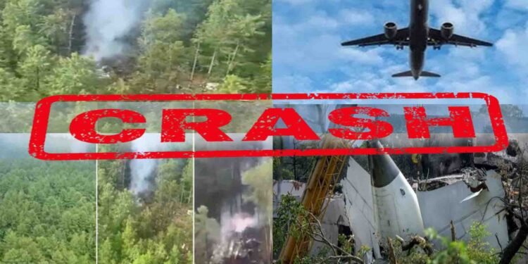 روس میں طیارہ حادثے کے بعد جنگلاتی علاقے میں جلے ہوئے طیارے کا ملبہ