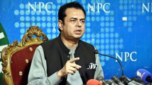 طلال چوہدری میڈیا سے گفتگو کرتے ہوئے