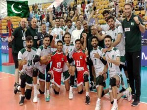 ایشین چیمپئن شپ جیتنے والی پاکستان انڈر-16 والی بال ٹیم ٹرافی کے ساتھ خوشی مناتے ہوئے