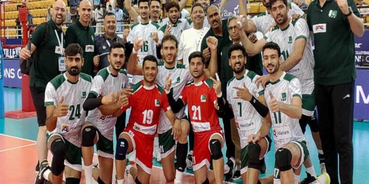 ایشین چیمپئن شپ جیتنے والی پاکستان انڈر-16 والی بال ٹیم ٹرافی کے ساتھ خوشی مناتے ہوئے