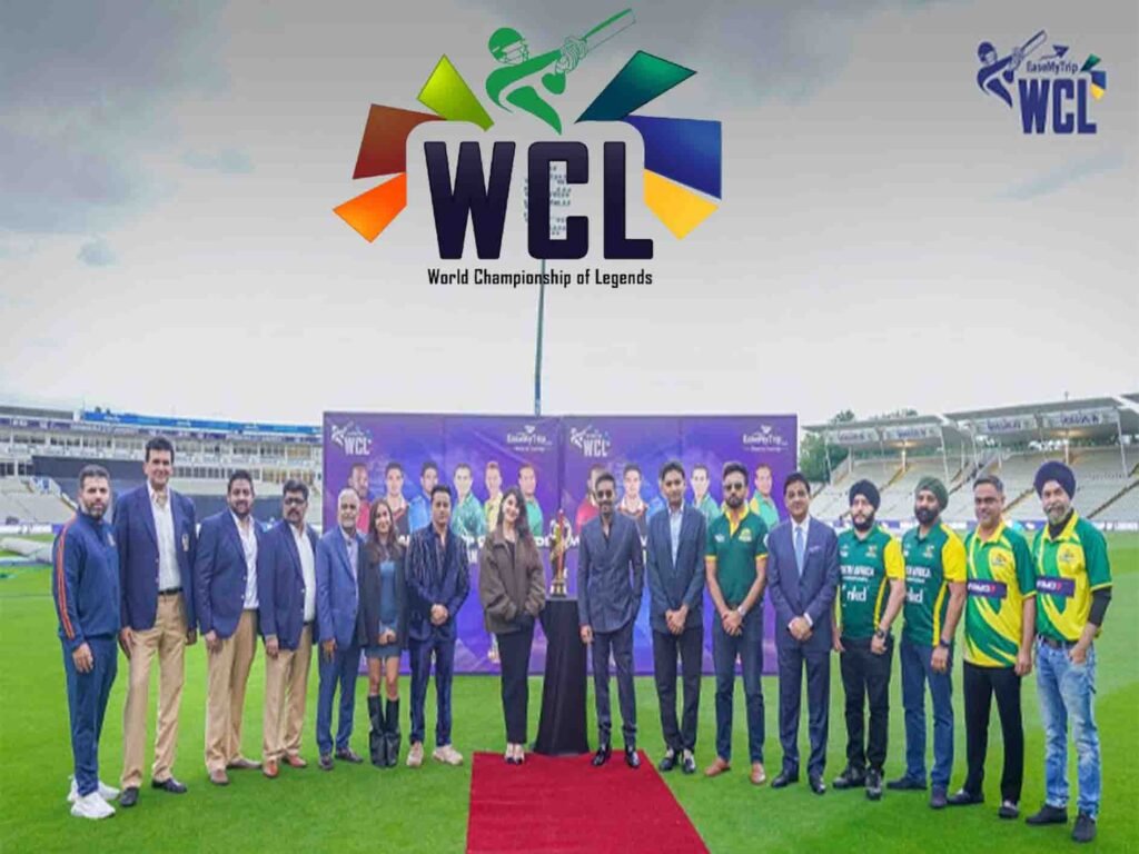 محمد حفیظ انگلینڈ میں ورلڈ چیمپئن شپ آف لیجنڈز کے آغاز پر پاکستان ٹیم کی قیادت کرتے ہوئے