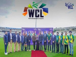 محمد حفیظ انگلینڈ میں ورلڈ چیمپئن شپ آف لیجنڈز کے آغاز پر پاکستان ٹیم کی قیادت کرتے ہوئے
