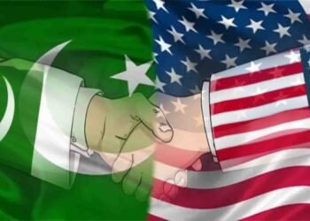 پاکستان اور امریکہ کے نمائندے تجارتی معاہدے پر دستخط کرتے ہوئے