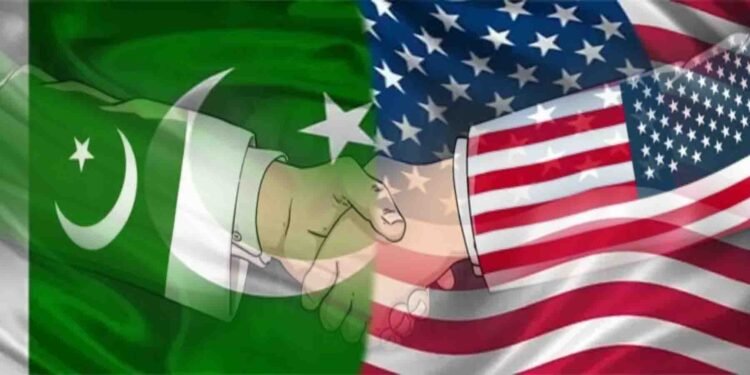 پاکستان اور امریکہ کے نمائندے تجارتی معاہدے پر دستخط کرتے ہوئے