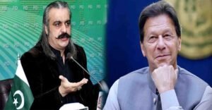 علی امین گنڈاپور عمران خان کے ساتھ سیاسی گفتگو کرتے ہوئے