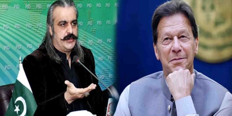 علی امین گنڈاپور عمران خان کے ساتھ سیاسی گفتگو کرتے ہوئے