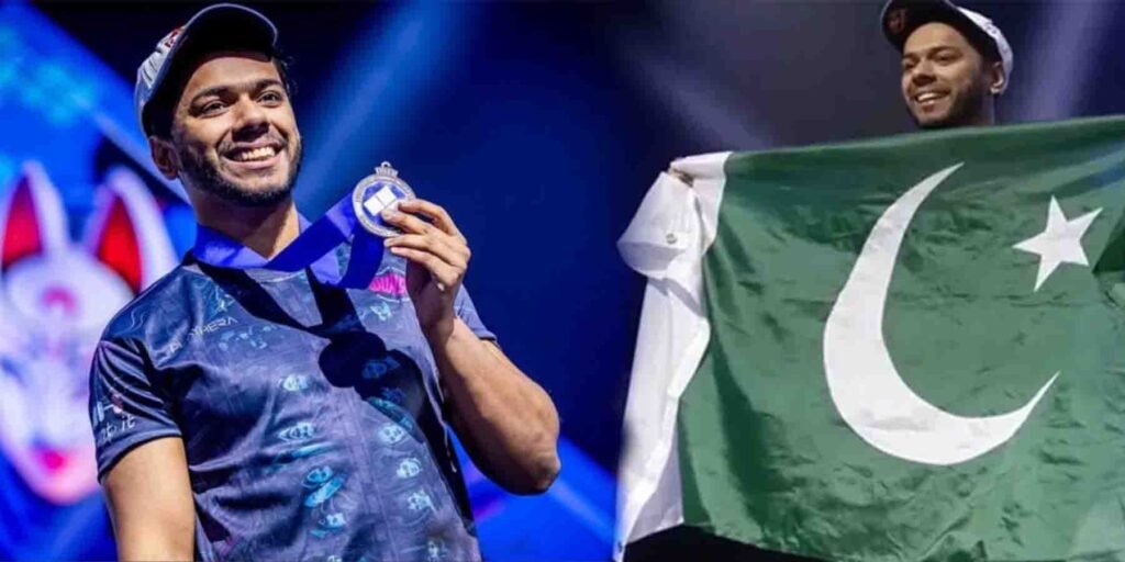 ارسلان ایش EVO 2025 میں ٹرافی کے ساتھ، پاکستانی پرچم تھامے ہوئے