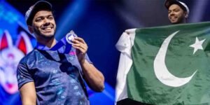 ارسلان ایش EVO 2025 میں ٹرافی کے ساتھ، پاکستانی پرچم تھامے ہوئے