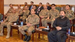 فیلڈ مارشل عاصم منیر کا تربت کے دورے کے دوران سیکیورٹی بریفنگ لیتے ہوئے منظر