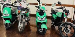 کراچی الیکٹرک بائیکس منصوبہ کی افتتاحی تقریب میں میئر کراچی مرتضیٰ وہاب الیکٹرک بائیک کے ساتھ