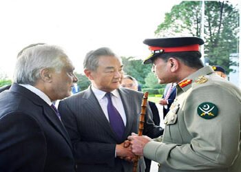 فیلڈ مارشل سید عاصم منیر اور چین کے وزیر خارجہ وانگ ژی کی ملاقات —پاک چین اسٹریٹجک شراکت داری پر گفتگو