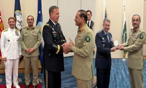 امریکا میں اعلیٰ سطح ملاقات کے دوران فیلڈ مارشل جنرل عاصم منیر