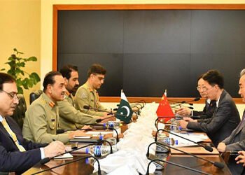 پاکستان اور چین کے درمیان آہنی بھائی چارے کی علامتی ملاقات