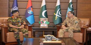 جنرل ساحر شمشاد مرزا اور لیفٹیننٹ جنرل محمد فیض الرحمٰن کی ملاقات — پاکستان اور بنگلہ دیش کے دفاعی تعلقات میں نئی پیش رفت